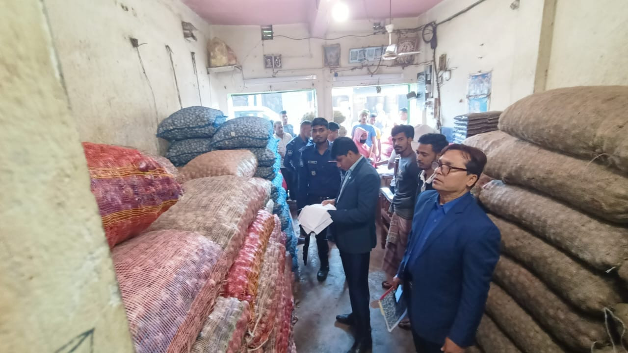 অস্থিতিশীল পেঁয়াজের বাজার দর নিয়ন্ত্রণে কুমিল্লা জাতীয় ভোক্তা অধিকার অধিদপ্তরের অভিযান