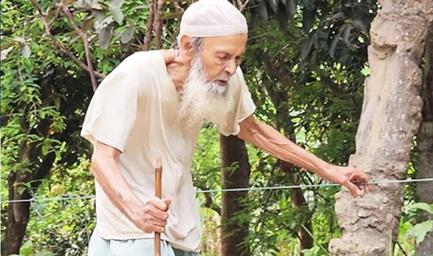১১৫ বছর বয়সী অন্ধ মোয়াজ্জিন মসজিদে যান বাঁশ-দড়ি বেয়ে