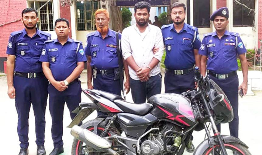 কুমিল্লায় পুলিশ পরিচয়ে ছিনতাই চক্রের মূল হোতাকে গ্রেফতার