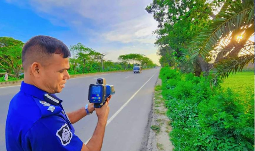 কুমিল্লায় বেপরোয়া গতি নিয়ন্ত্রণে স্পিডগান নিয়ে সড়কে পুলিশ
