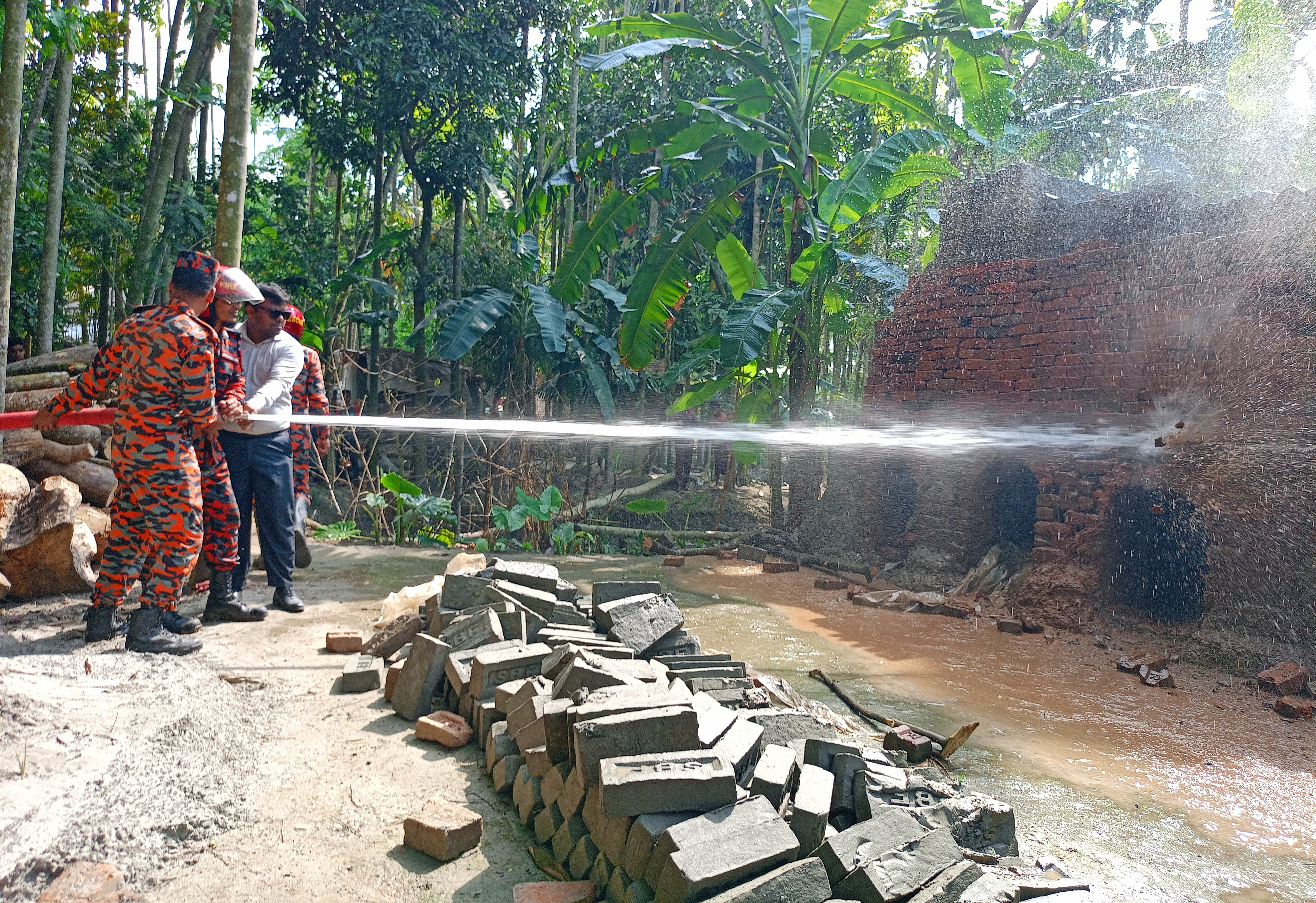 উখালীতে অবৈধ  ২টি ইটপাজা পানি দিয়ে বিনষ্ট