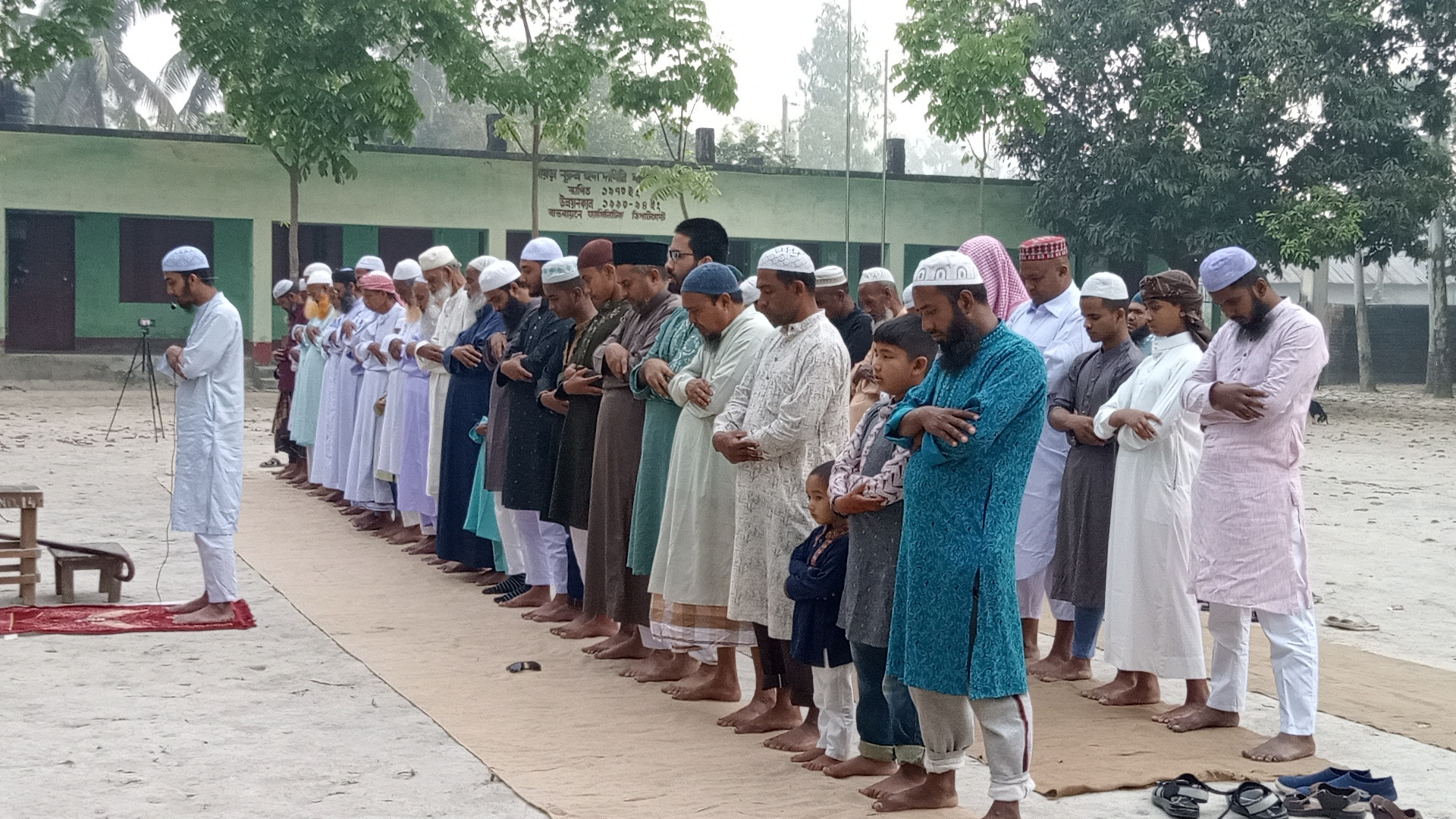 বিরামপুরে বেশ কিছু পরিবারে আজ ঈদ আগামীকাল সারাদেশে