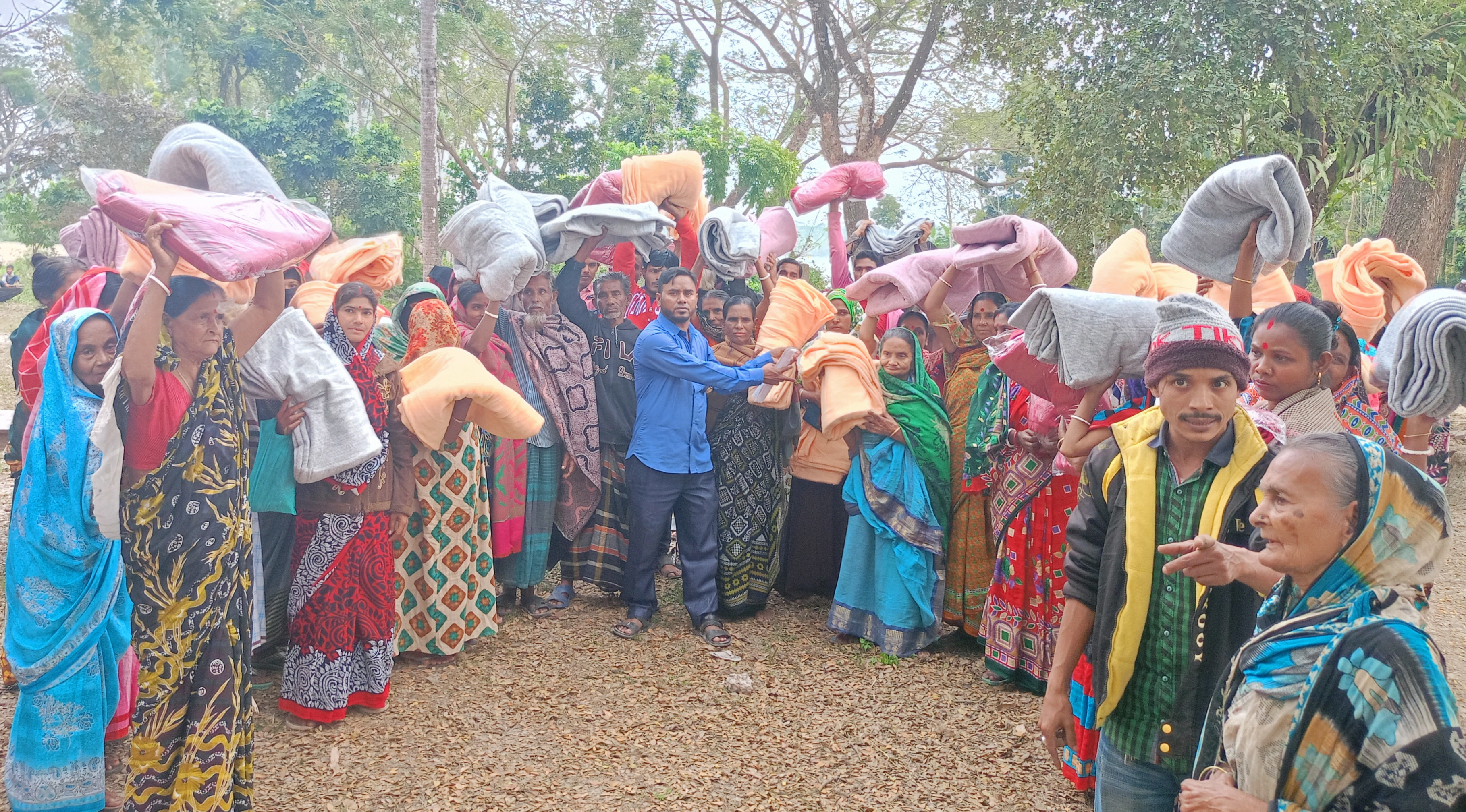 কাউখালীতে শীতার্তদের মাঝে কম্বল বিতরণ
