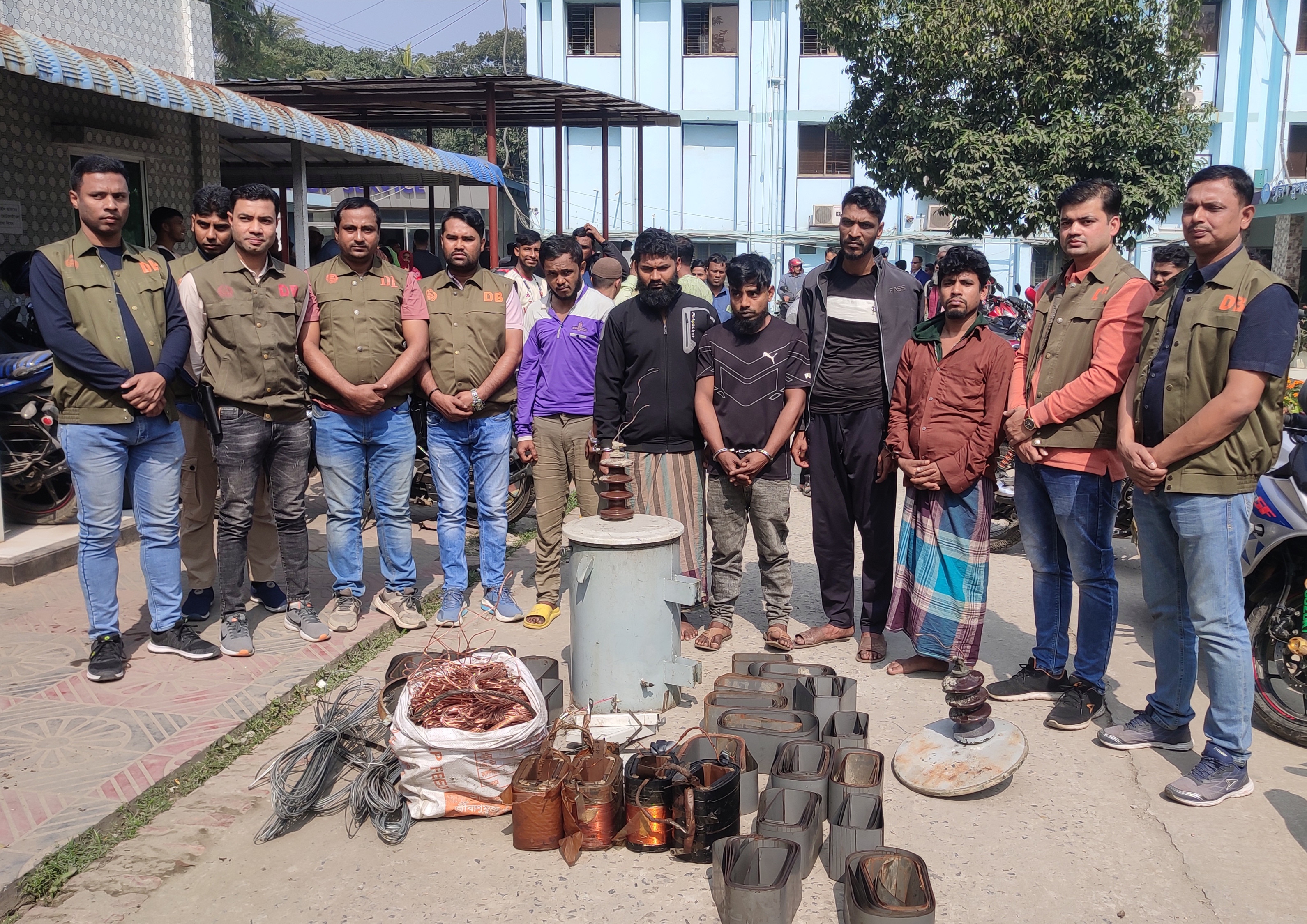 কুমিল্লায় বৈদ্যুতিক ট্রান্সফারমার চুরি মূলহোতাসহ গ্রেফতার ৫