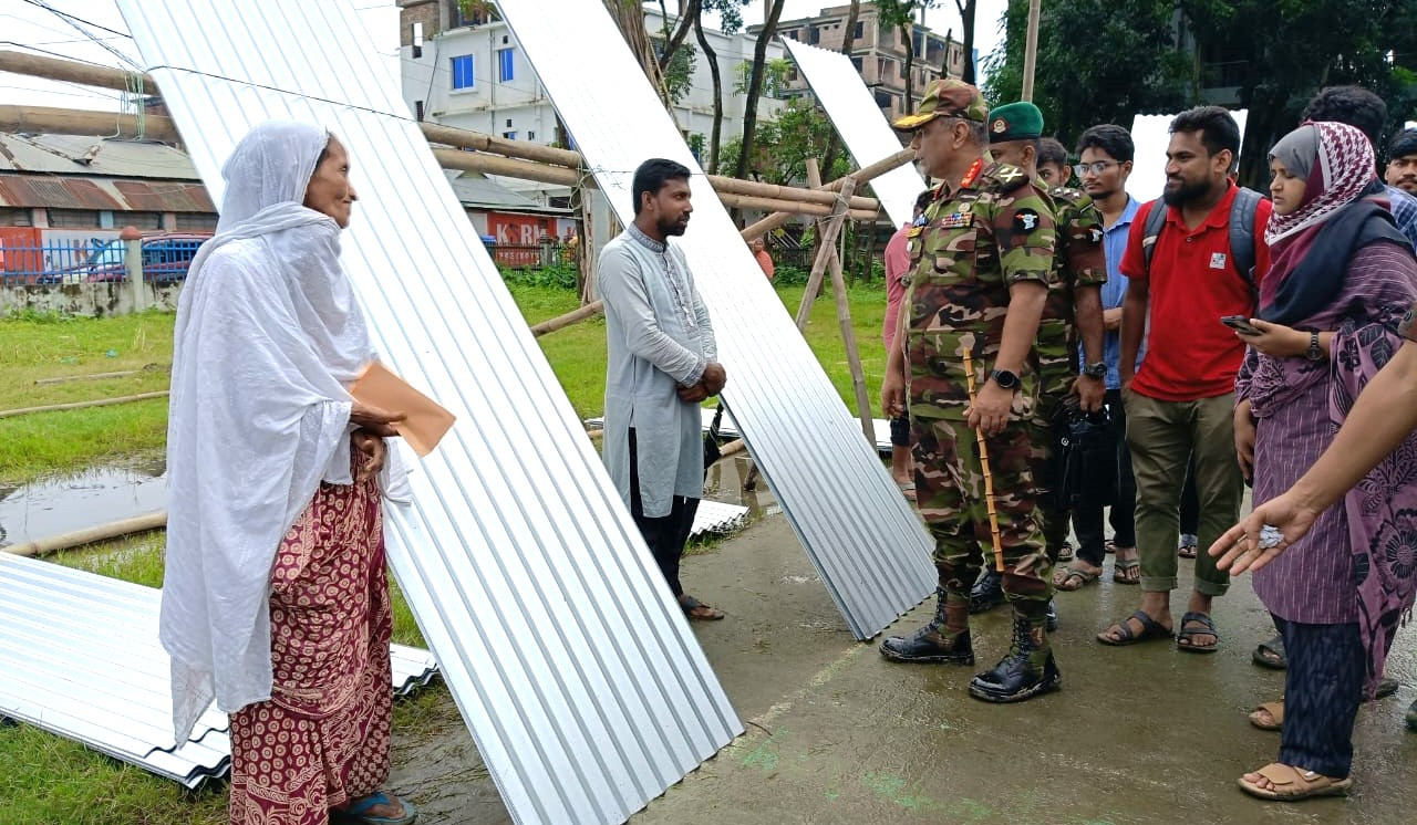কুমিল্লা বুড়িচংয়ে প্রায় শতাধিক পরিবারের মাঝে ধানের চারা, টিন ও নগদ অর্থ বিতরণ করেছে সেনাবাহিনী