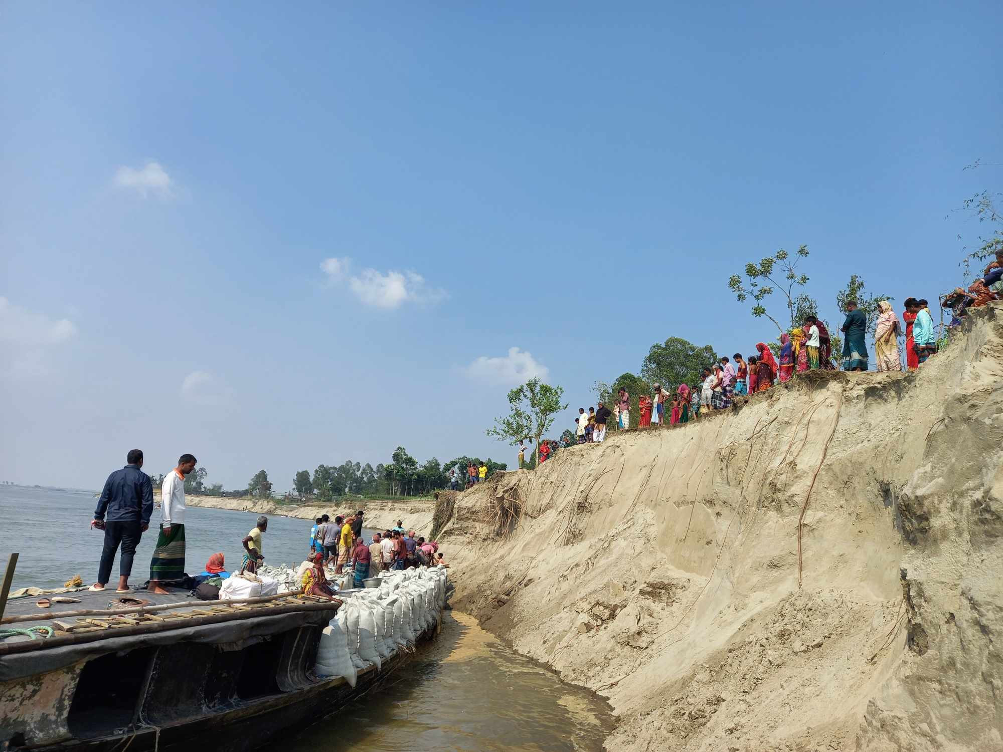 কুড়িগ্রামের উলিপুরে অসময়ে ব্রহ্মপুত্র নদের ভাঙনে দিশেহারা মানুষ
